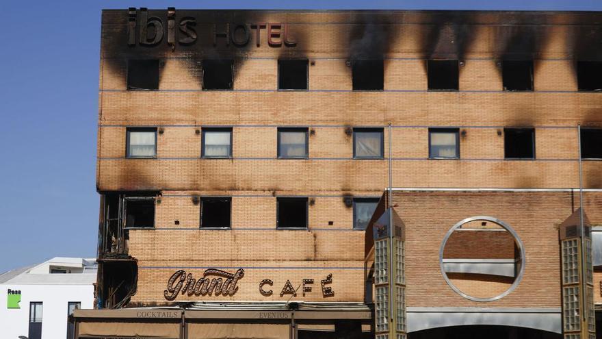 Extinguido el incendio del Hotel Ibis de Málaga, que se reactivó en la tercera planta esta tarde
