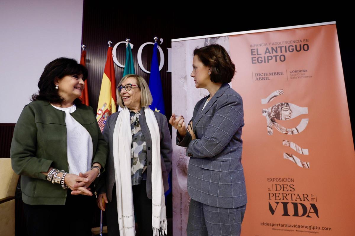 Esther `Pons junto a las otras dos comisarias que han organizado la exposición.