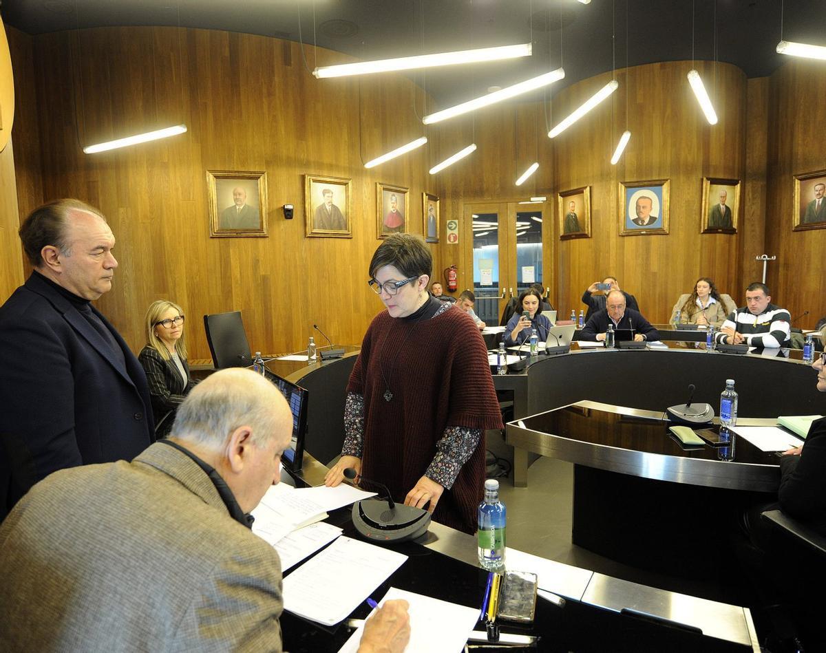 La socialista Luz Iglesias Cobas tomó posesión en el pleno de ayer.
