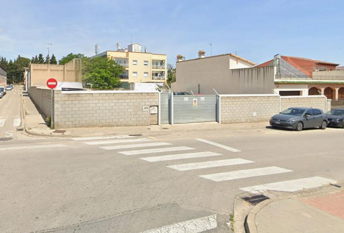 La finca que acollirà un nou aparcament públic a la Via Emporitana