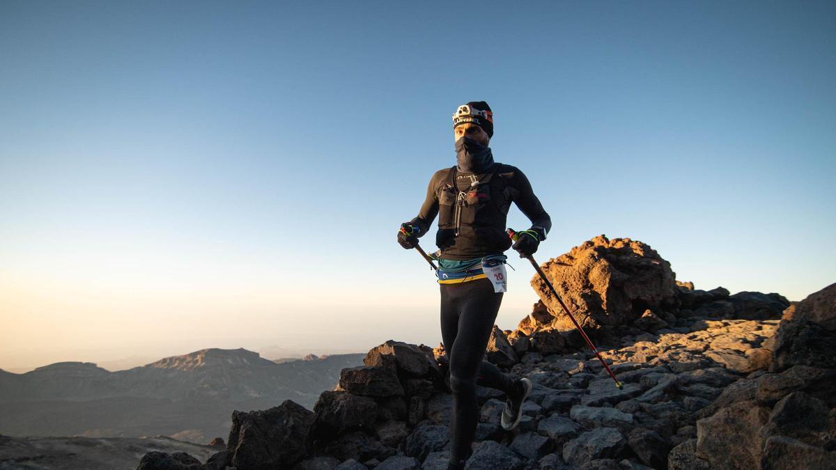 Un corredor de la Tenerife Bluetrail a su paso por La Rambleta