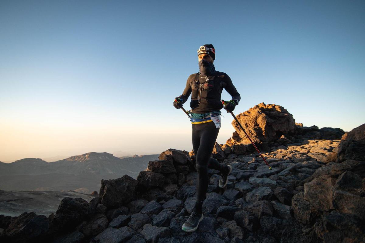 Un corredor de la Tenerife Bluetrail a su paso por La Rambleta