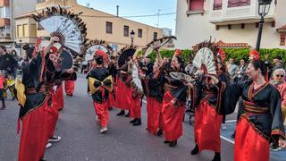 Un gran desfile de disfraces anima el centro de Orpesa