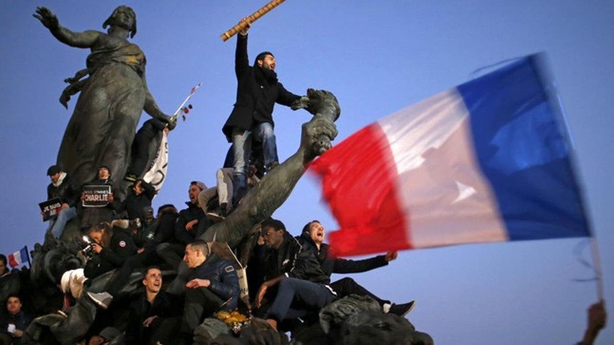 Un manifestante sostiene un lápiz gigante en la plaza de la República, este domingo en París.