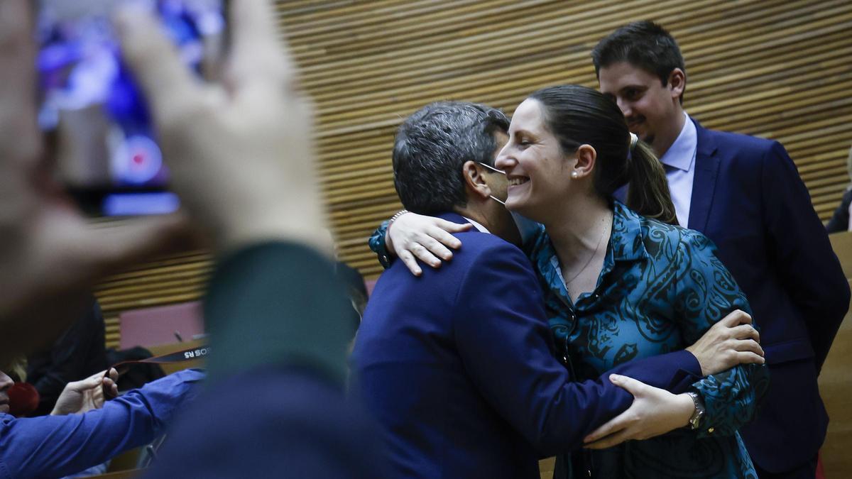 Ana Vega saluda al presidente de la Generalitat, Carlos Mazón, en el pleno de ayer en las Cortes Valencianas