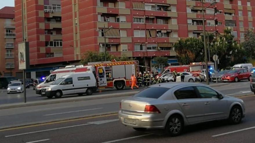 Los bomberos y la policía en el lugar de la avenida del Cid donde se ha producido el choque.