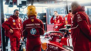 Lewis Hamilton, en el box de Ferrari