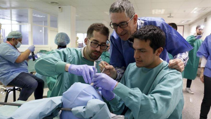 Curso de operaciones de nariz en la Facultad de Medicina