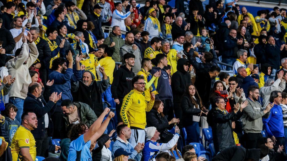Aficionados de la UD Las Palmas celebran el gol ante el Deportivo de La Coruña.