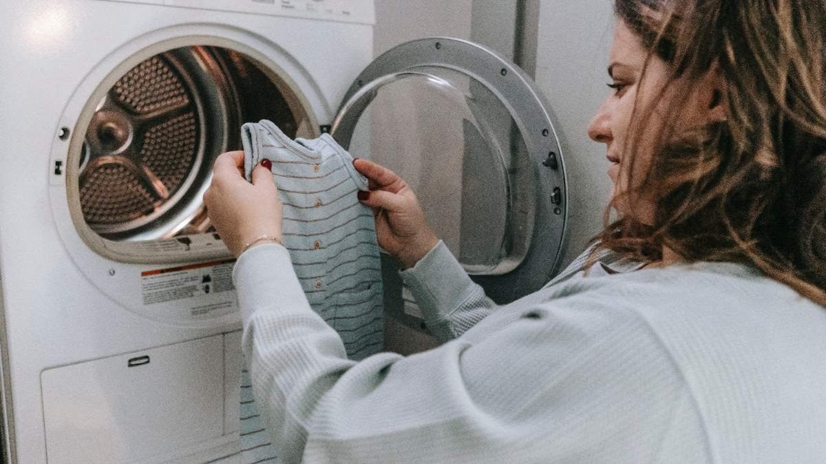 Trucos caseros para quitar los pelos de la ropa en la lavadora