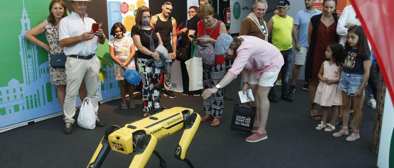 «Smarty», el robot perro interactivo, ayer, en el pabellón de Gijón en la Feria Internacional de Muestras. | Marcos León