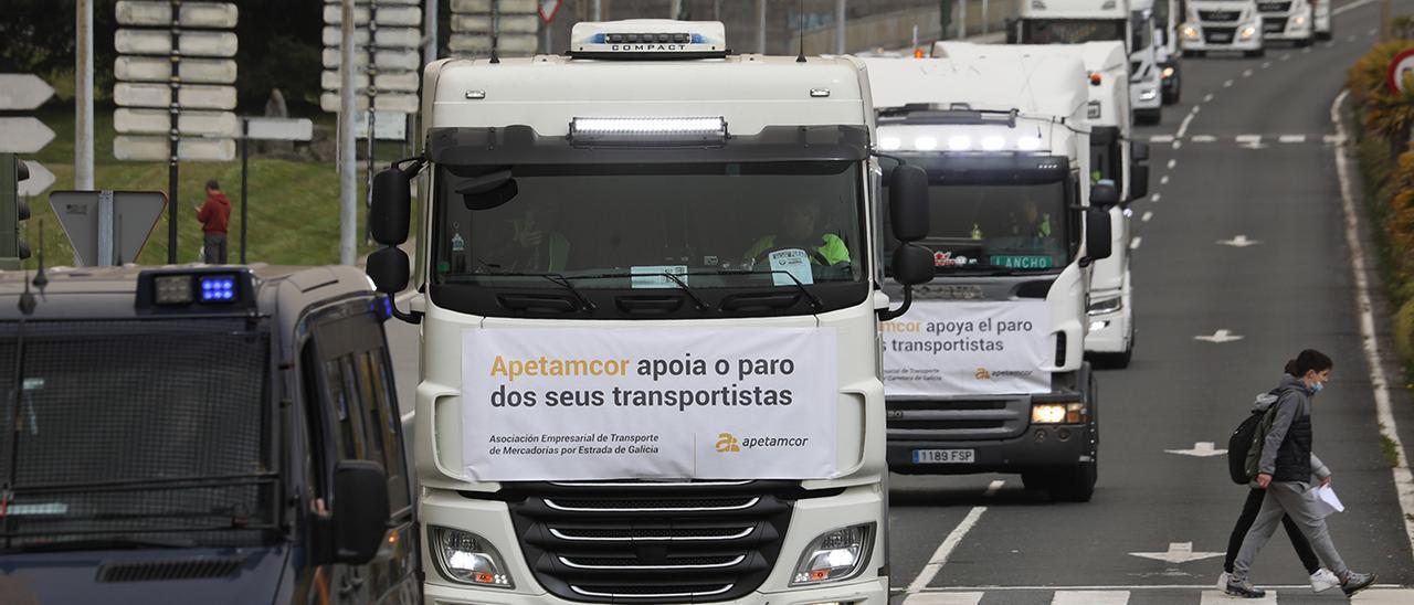 Camioneros protestando ayer de camino a la Xunta en Santiago