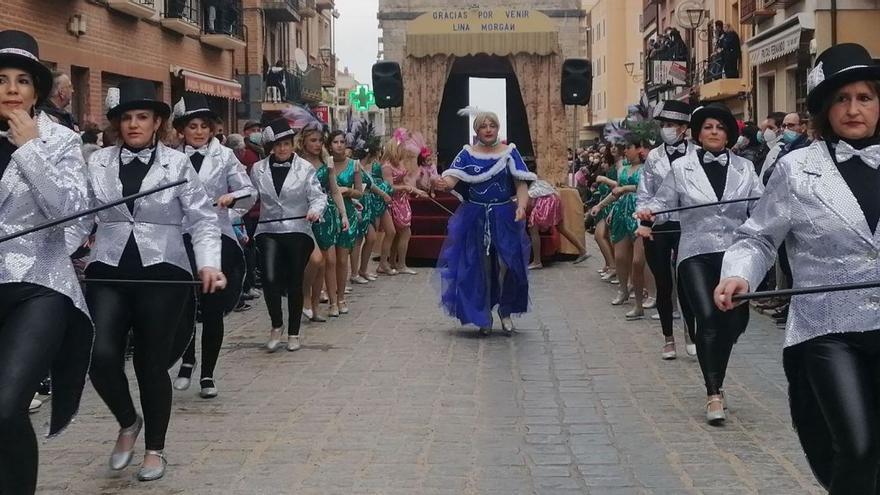 Lina Morgan y su compañía de baile actúa en las calles de Toro con motivo de su carnaval con su espectáculo “Gracias por venir” | M. J. C.
