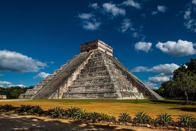 Chichén Itzá impresiona con su arquitectura monumental y sus conocimientos astronómicos.