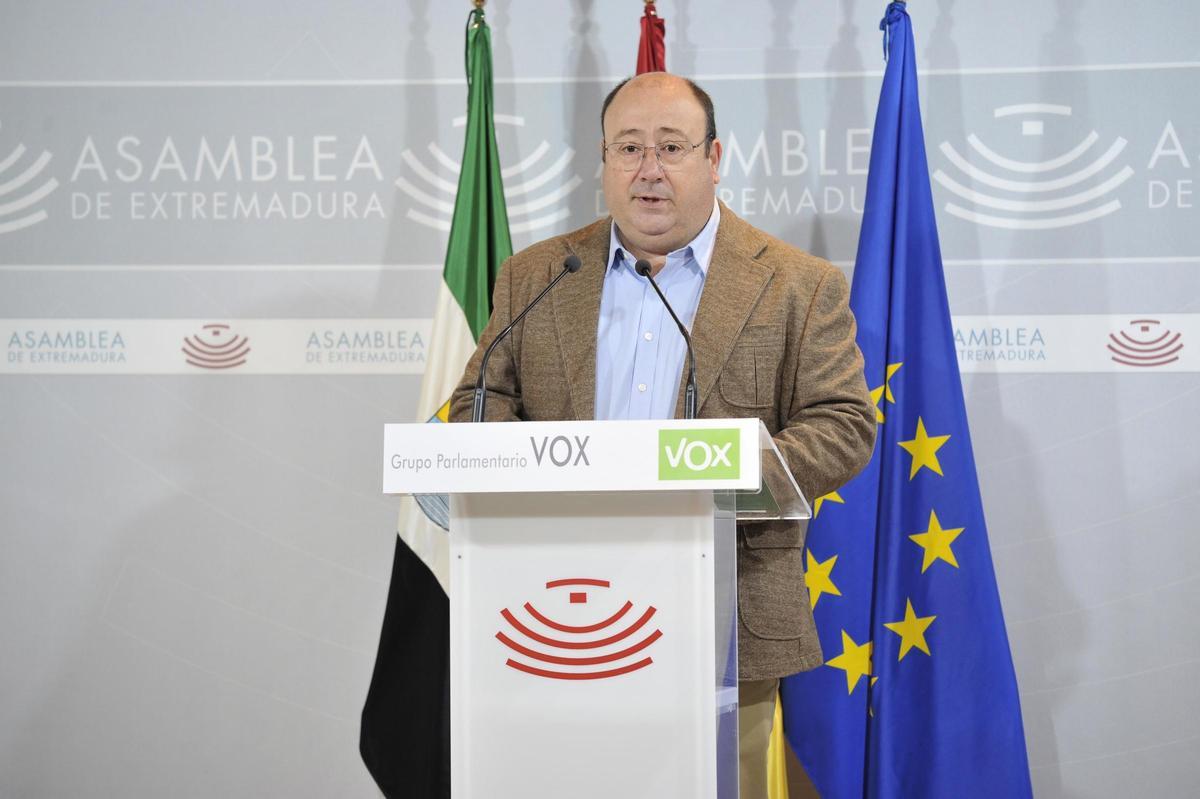 El diputado de Vox en la Asamblea de Extremadura Juan José García García valora los datos de paro en marzo
