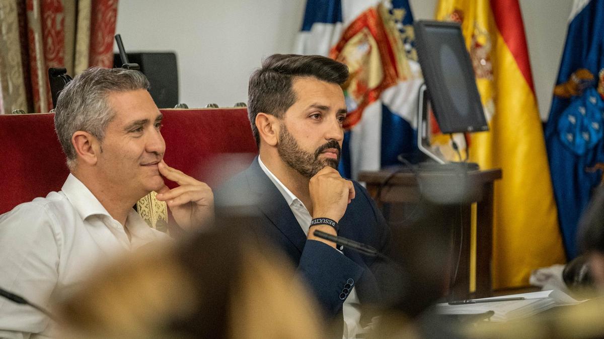 Francisco José Hernández y Jonathan Domínguez, durante un pleno.