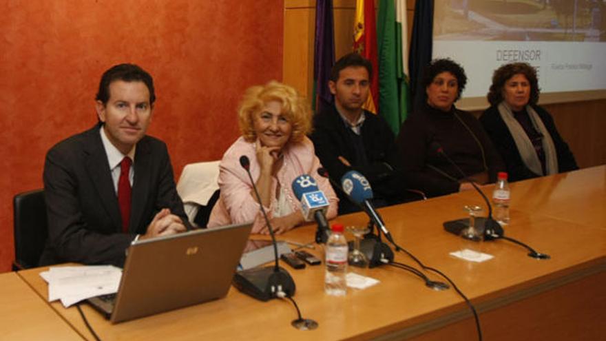 El Defensor del Paciente, Damián Vázquez, junto la presidenta de la Asociación del Paciente, Carmen Flores, y afectados.