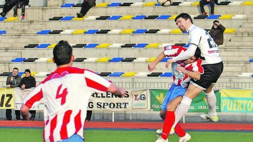 Calvillo se lleva un balón de cabeza ante el lateral del Navia Keko, con el central naviego Dioni en primer término.