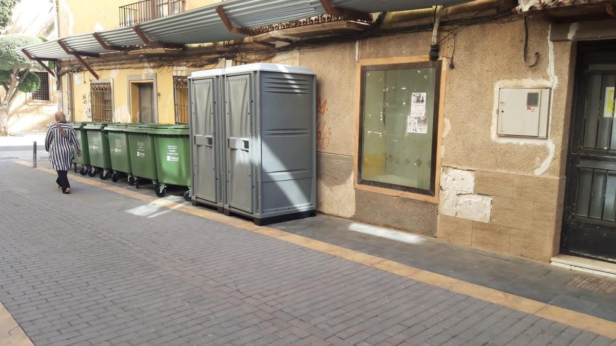 Urinarios portátiles en la calle General Terrer Leonés, en las inmediaciones de la carrera secundaria, durante la pasada Semana Santa.