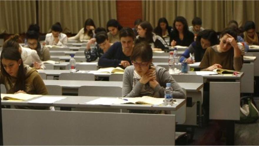 Examen de los aspirantes a MIR en el campus de Tarongers, el pasado febrero.