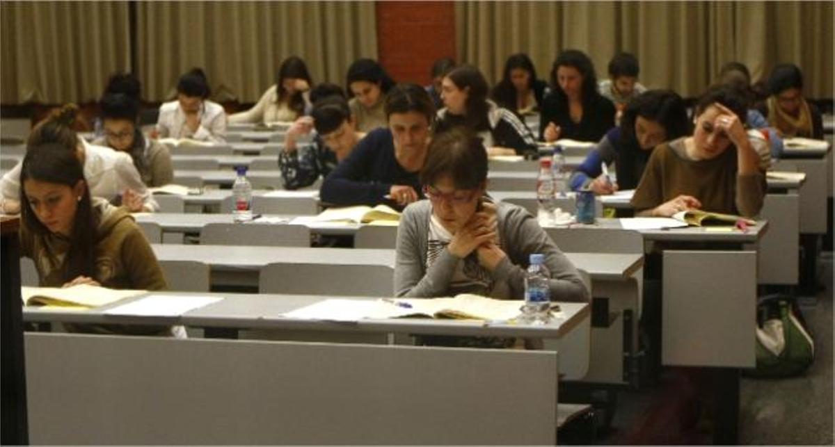 Examen de los aspirantes a MIR en el campus de Tarongers, el pasado febrero.