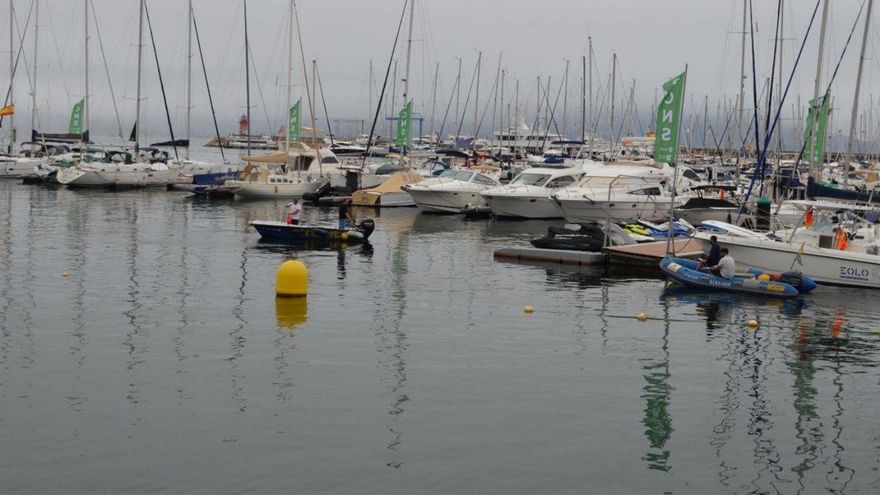Aparece una mancha de gasoil en el puerto de Sanxenxo
