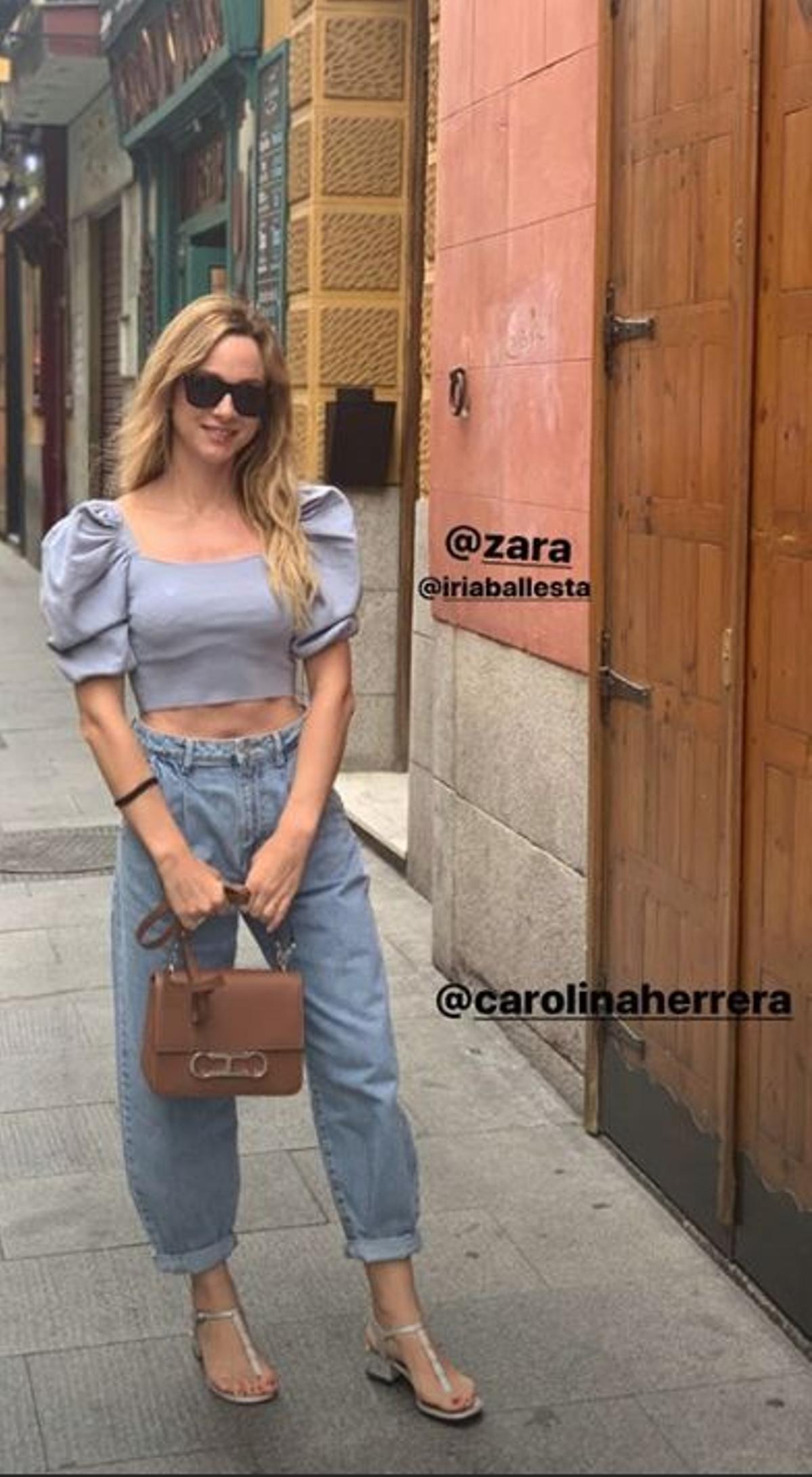Marta Hazas por las calles de Madrid con top y jeans de Zara