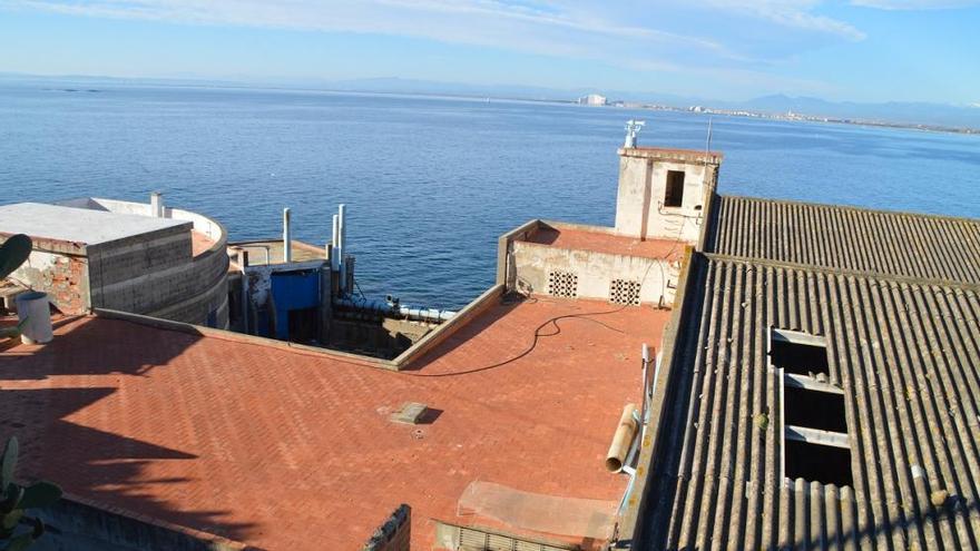 La teulada d&#039;uralita de l&#039;edifici abandonat.