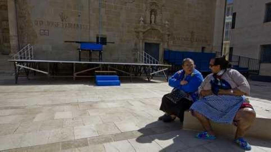 El montaje del escenario para la misa comenzó ayer.