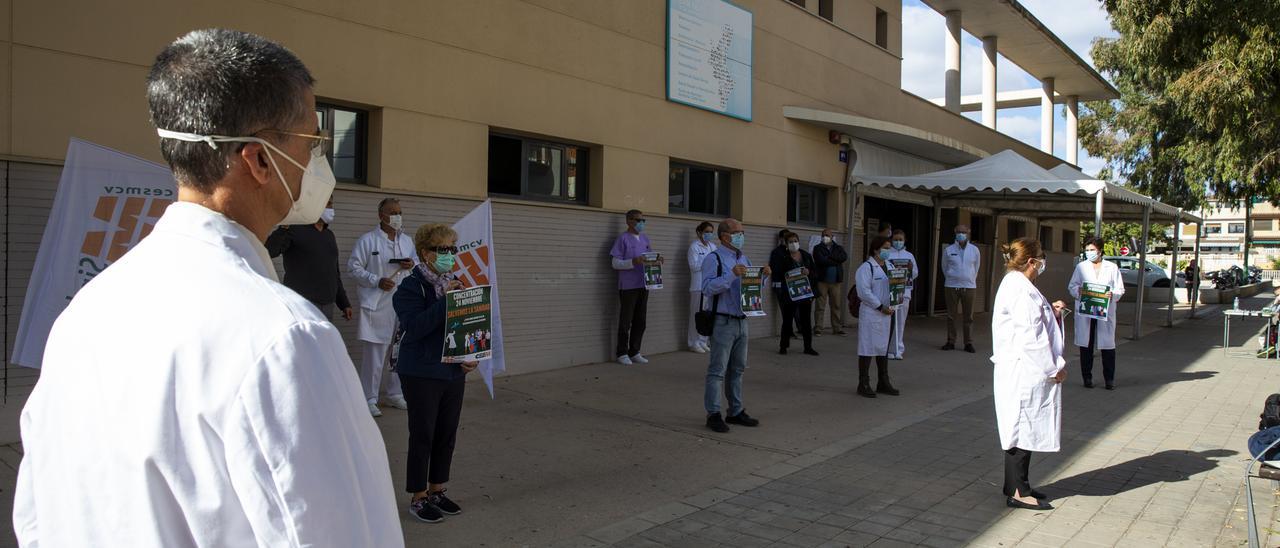 Protesta de médicos en el centro de salud del barrio San Blas en Alicante.