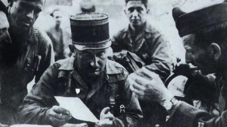 El militar burrianense Amado Granell (derecha) discute con el capitán Raymond Dronne el asalto para liberar París de la ocupación nazi.