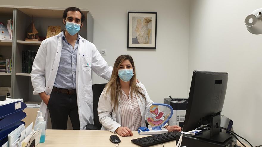 El doctor Rodrigo Orozco, coordinador del servicio de Obstetricia, junto a Nhaiara Domenech, matrona assistance y responsable de la unidad de Educación Maternal