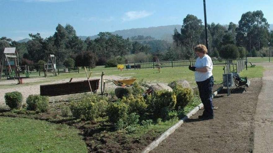 Bajo este parque porriñés hay toneladas de lindano que la Xunta encapsuló en hormigón en el año 2000. // FdV