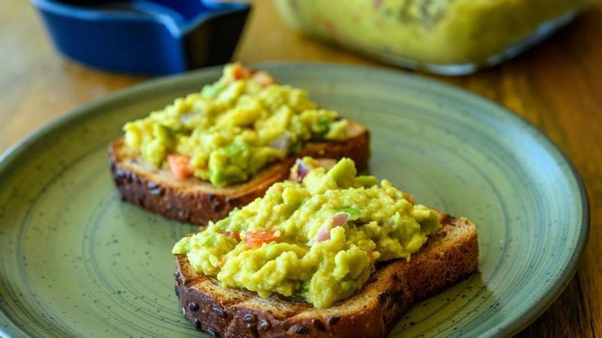Una tostada integral con aguacate es una opción perfecta para picar entre horas.