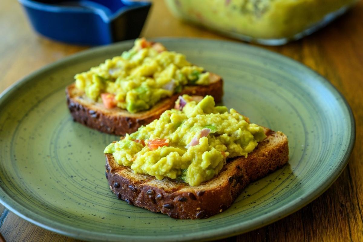 Una tostada integral con aguacate es una opción perfecta para picar entre horas.