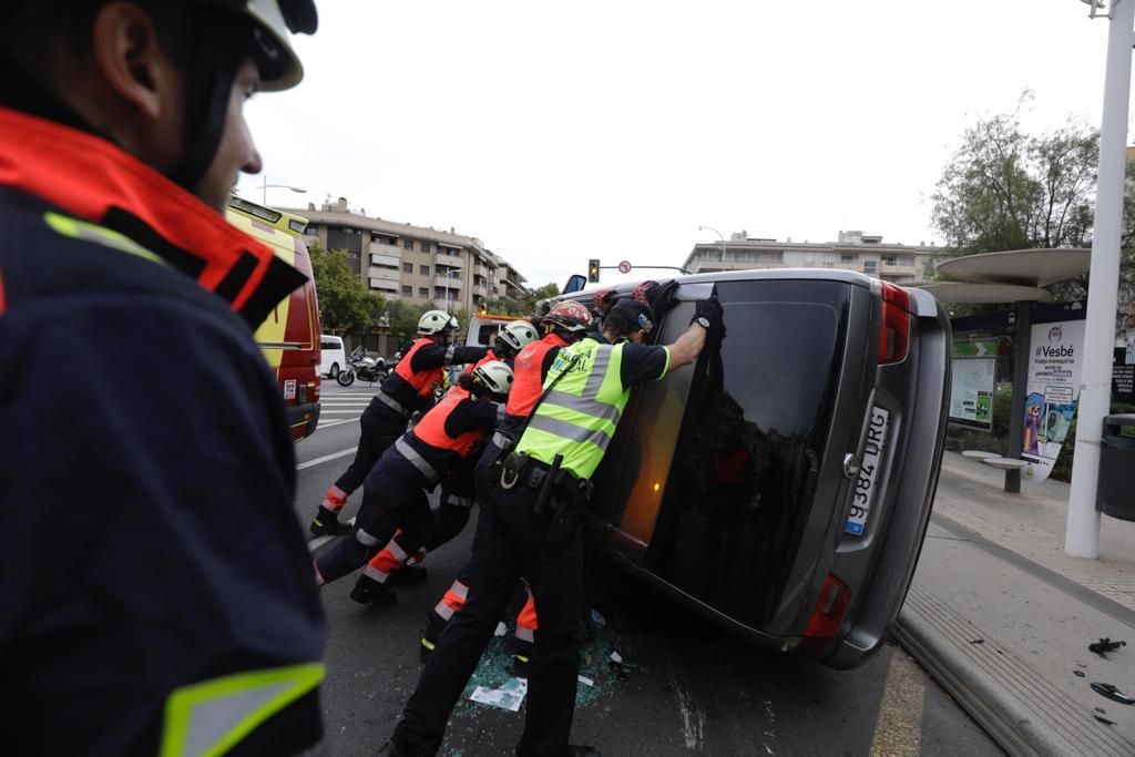 Rescatan al conductor de un coche volcado en la calle Eusebio Estada de Palma