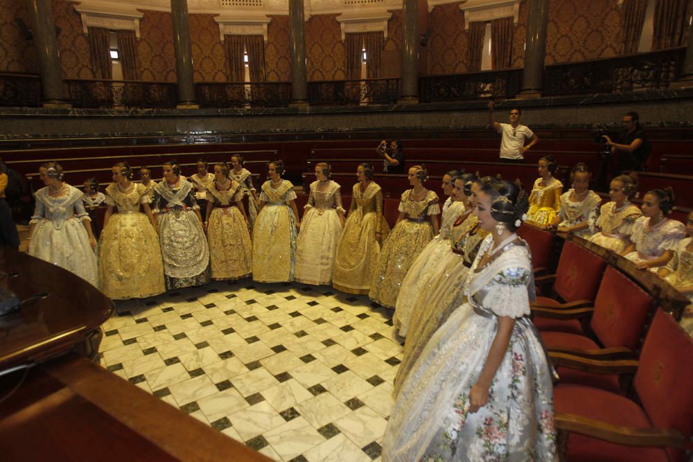 Las cortes de honor ensayan la proclamación de las falleras mayores