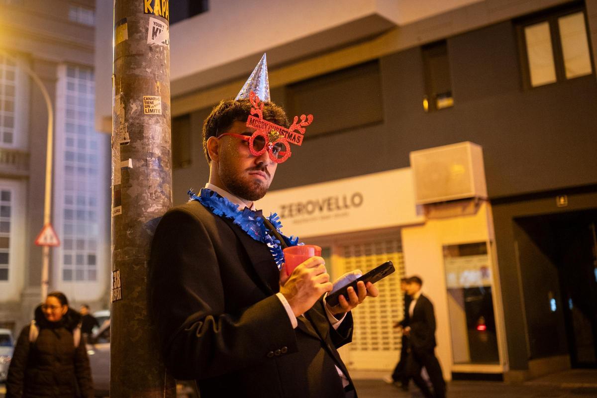 Uno de los jóvenes que regresa a casa tras la fiesta de Fin de Año.