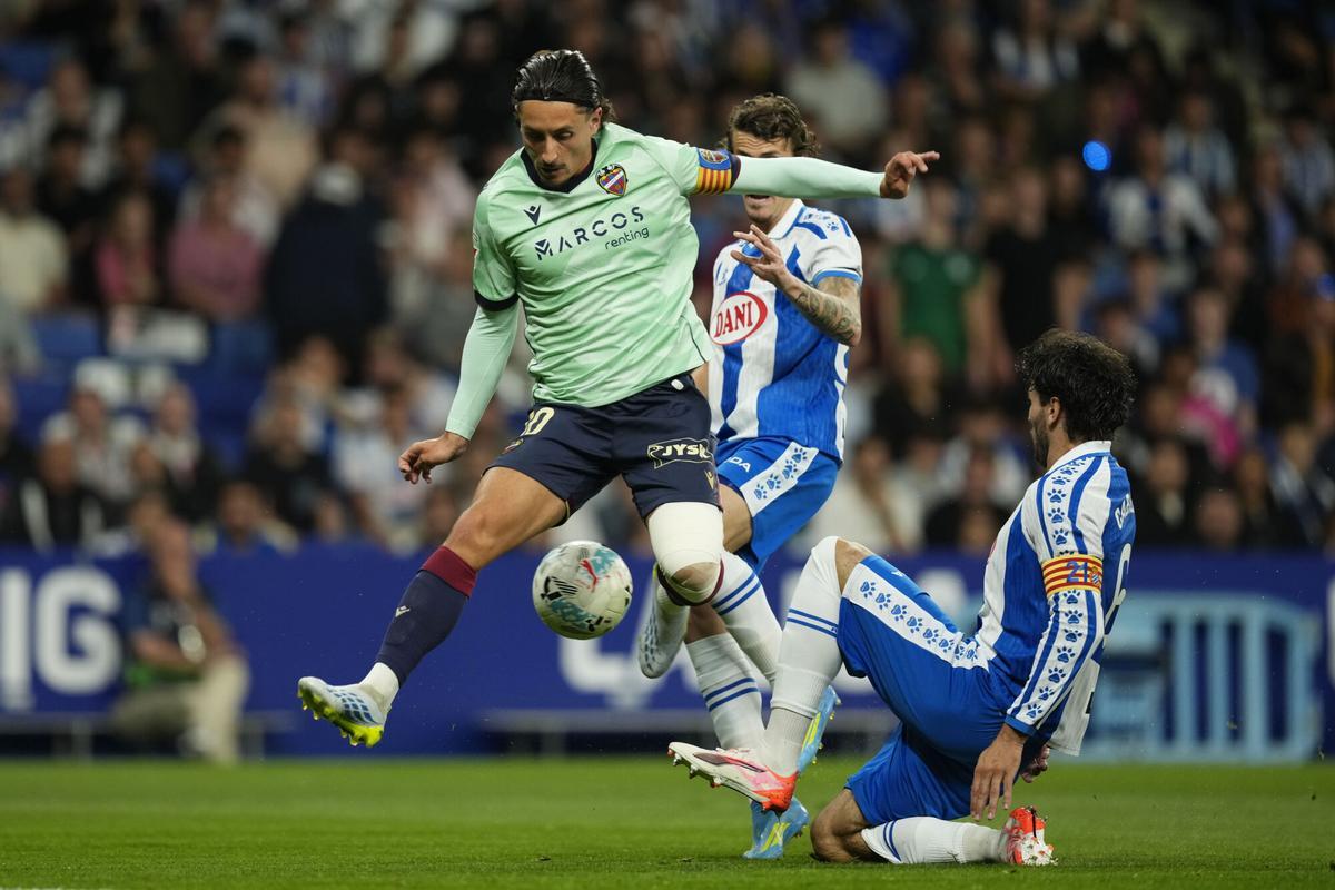 CORNELLÁ (BARCELONA), 27/04/2026.- El centrocampista del Levante Pablo Martínez (i) lucha el balón con el uruguayo Leandro Cabrera, del RCD Espanyol, durante el partido de la jornada 32 de LaLiga que RCD Espanyol y Levante UD disputan este lunes en el RCDE Stadium. EFE/ Enric Fontcuberta