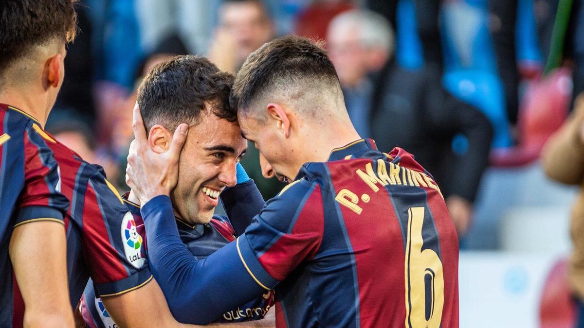 Rober Ibáñez festeja su gol junto a Pablo Martínez