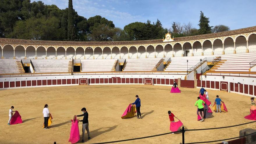 Alumnos practicando en la plaza de toros de Antequera