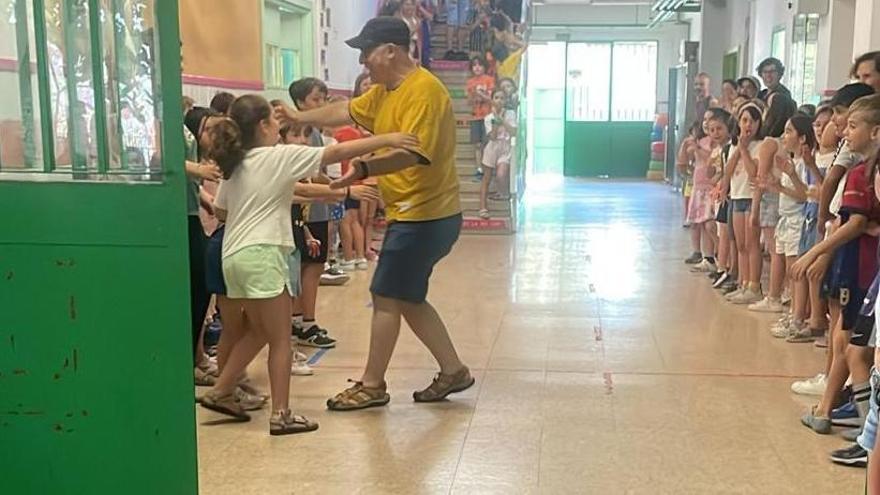 El CEIP 8 de Març de València hace un ‘paseíllo’ a Ciro Ballester.