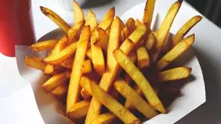 Las patatas fritas quedarán mucho más crujientes si dejas de freírlas directamente y optas por el método que recomiendan los chefs