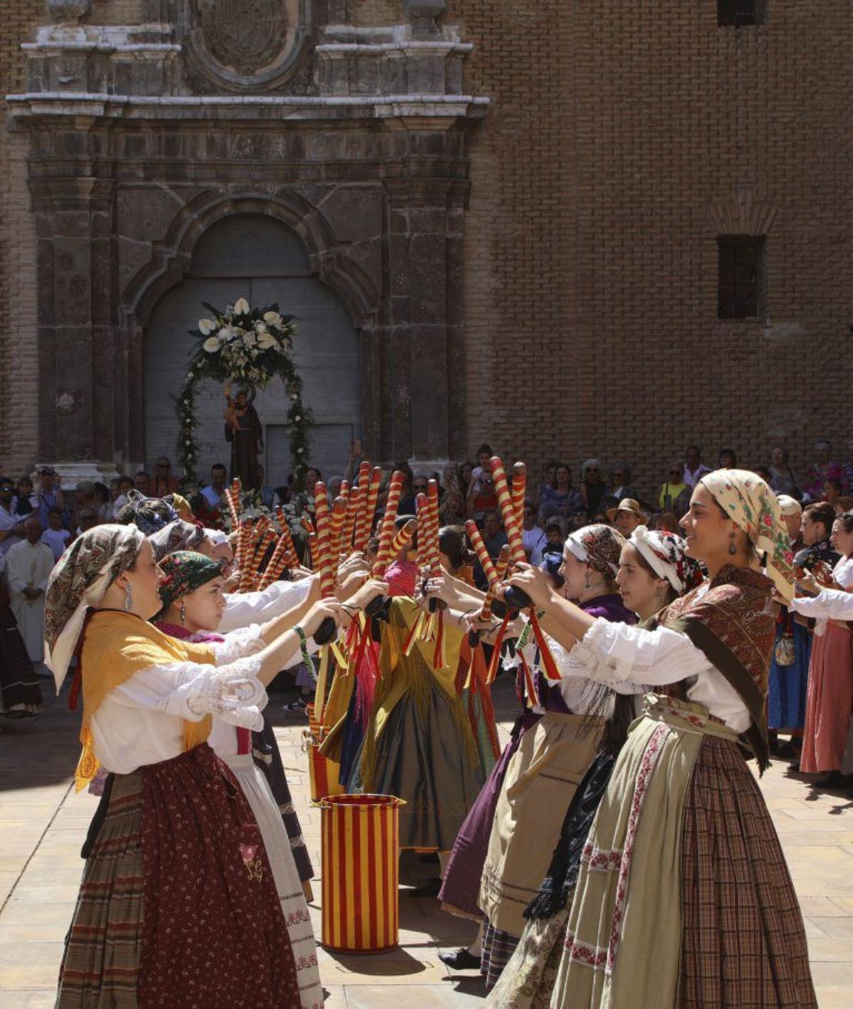El grupo de jota participó en la procesión.