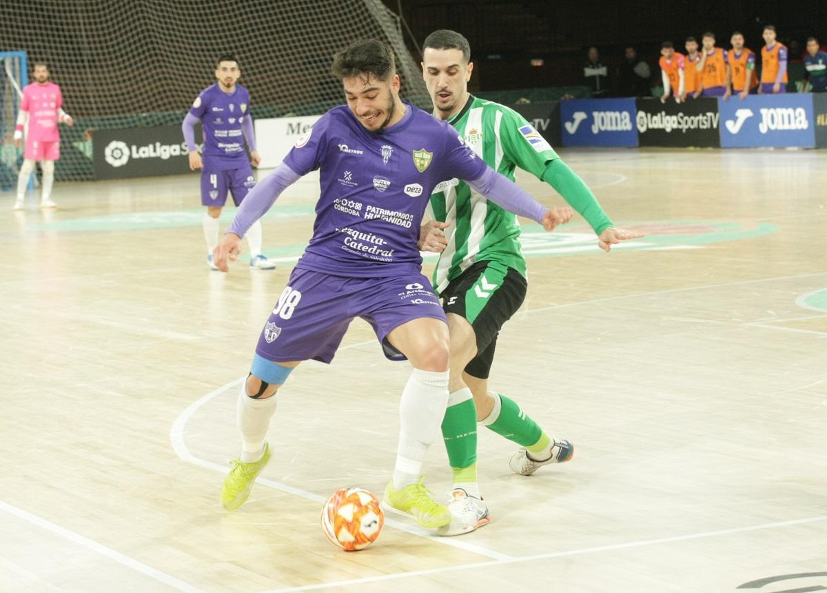 Perin ante Piqueras en el Betis-Córdoba en San Pablo.