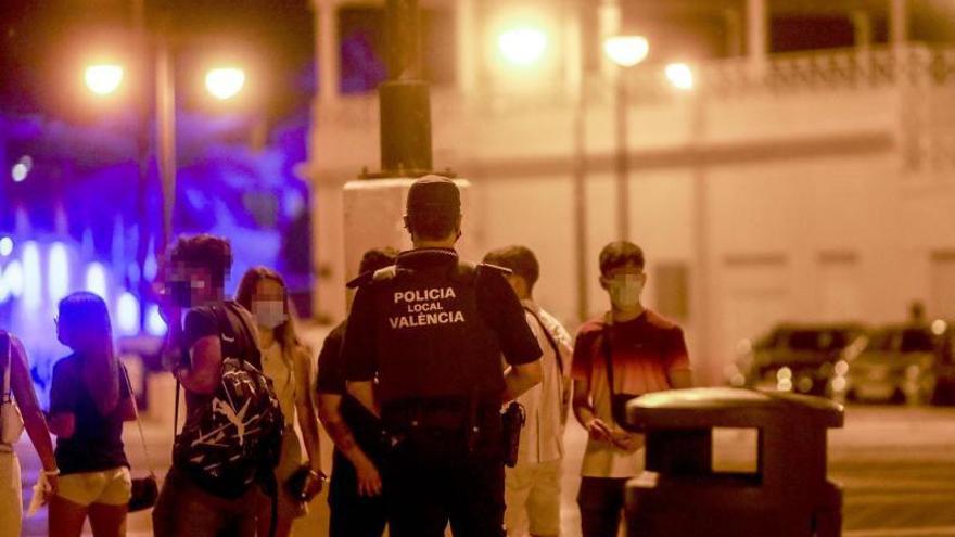 El despliegue policial frustra el botellón a jóvenes ansiosos de normalidad