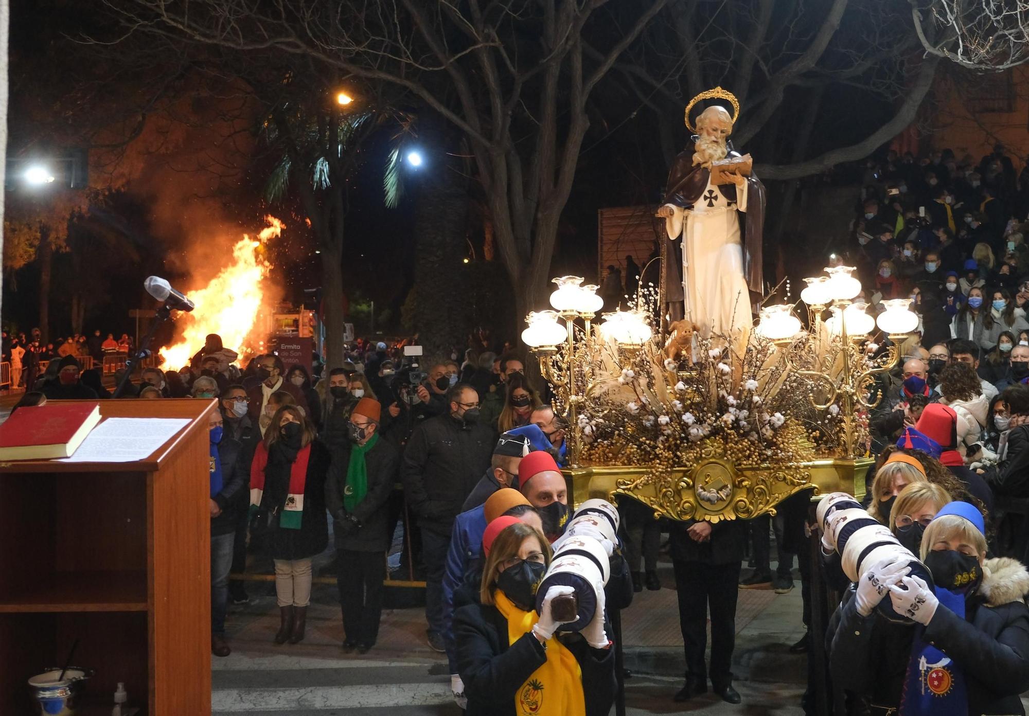 Los eldenses festejan a San Antón, patrón de los Moros y Cristianos, con las típicas vueltas a la hoguera, la bendición de animales, las tradicionales danzas y el reparto del pan