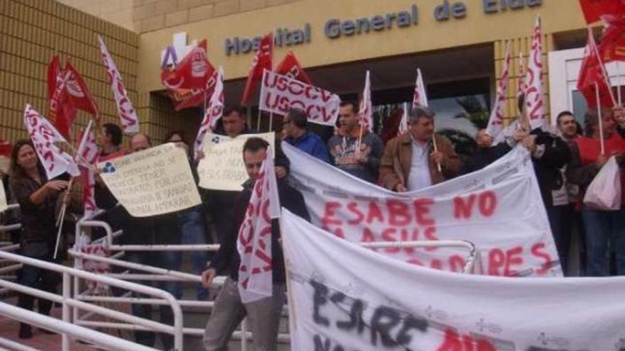 Una de las protestas realizadas por los vigilantes a las puertas del Hospital.