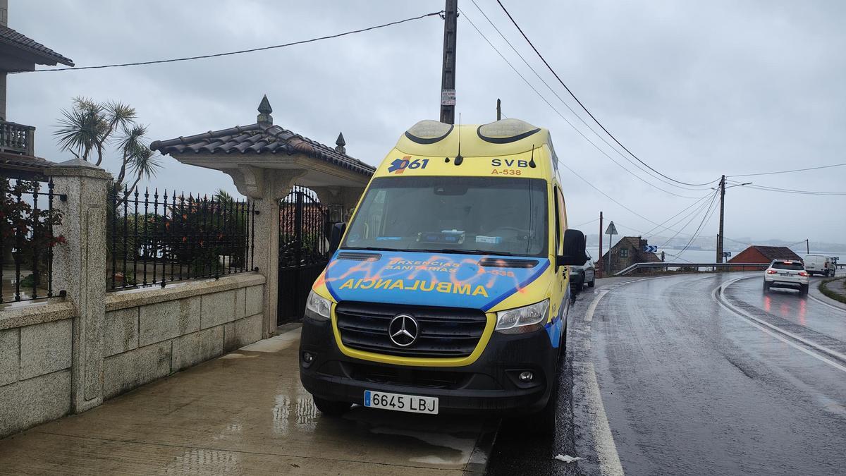 La ambulancia de Cangas, averiada hoy al acudir a un servicio a Moaña.