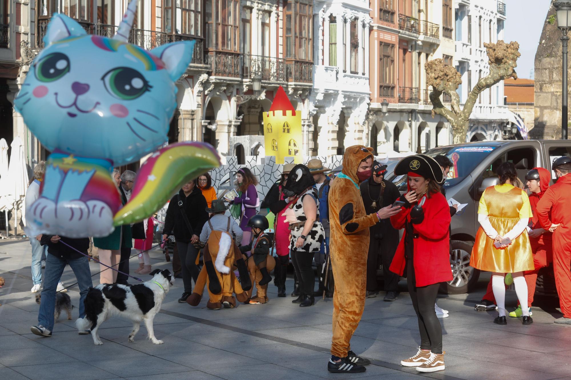 El domingo de Antroxu en Avilés: perros y coches, disfrazados